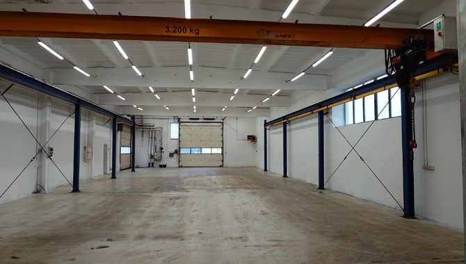 Skladovací hala s mostovým jeřábem